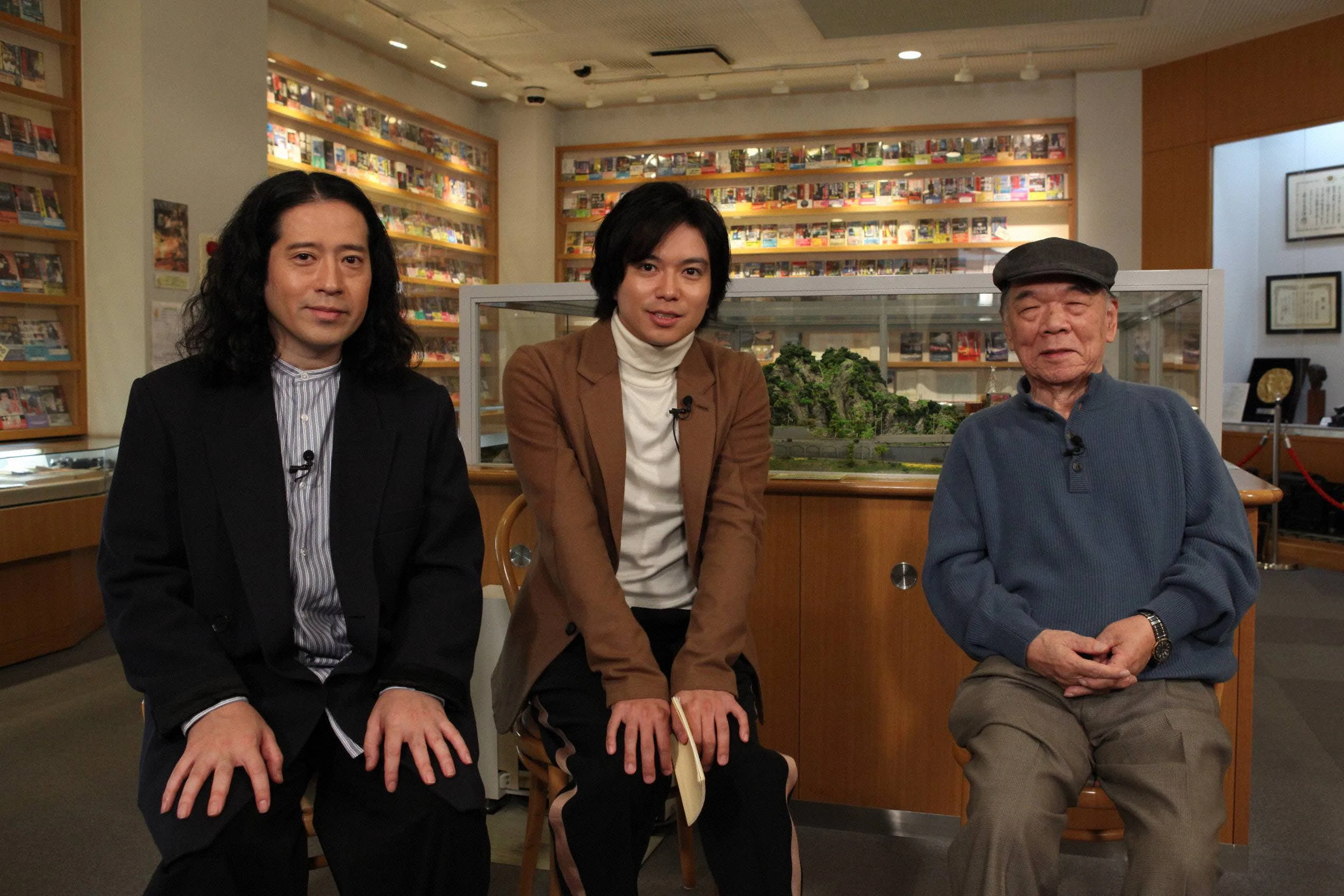 『タイプライターズ～物書きの世界～』に出演する（左から）又吉直樹、加藤シゲアキ、西村京太郎