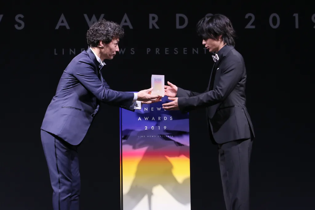 「NEWS AWARDS 2019」を受賞した中村倫也