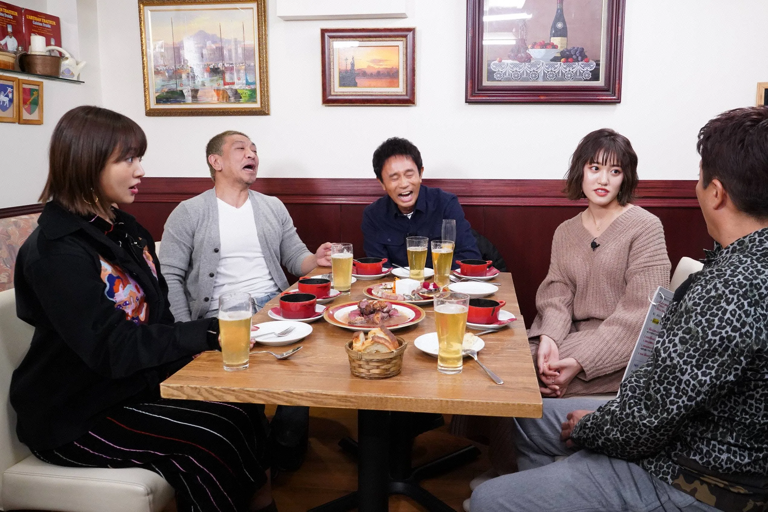 『ダウンタウンなう』に出演する（左から）夏菜、松本人志、浜田雅功、王林、坂上忍