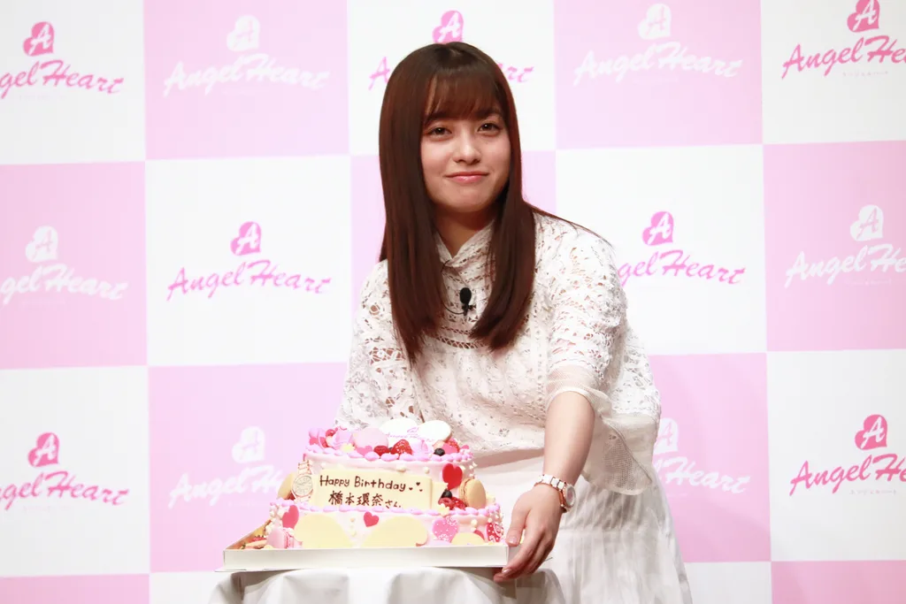 橋本環奈の21歳を祝うバースデーケーキがサプライズ登場