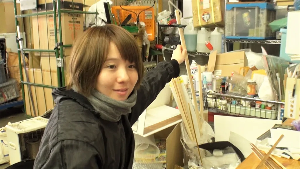事務所で「孤独死の現場」のミニチュアを作る小島美羽さん