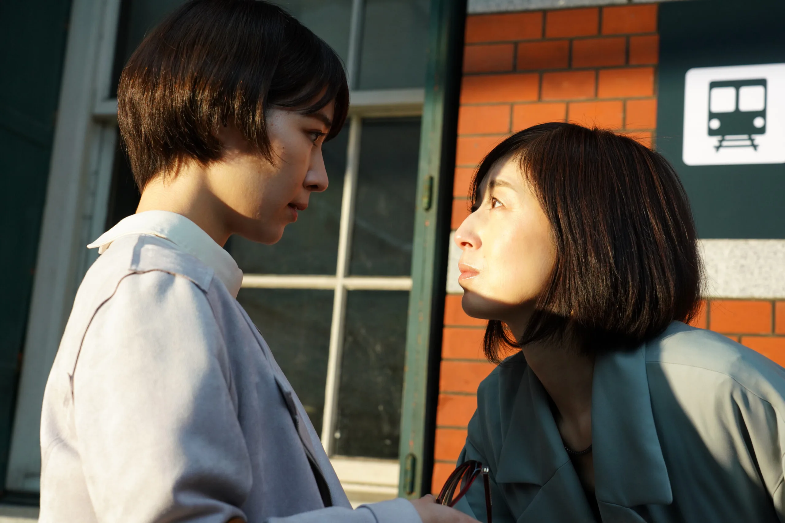『探偵・由利麟太郎』に出演する（左から）吉谷彩子、高岡早紀