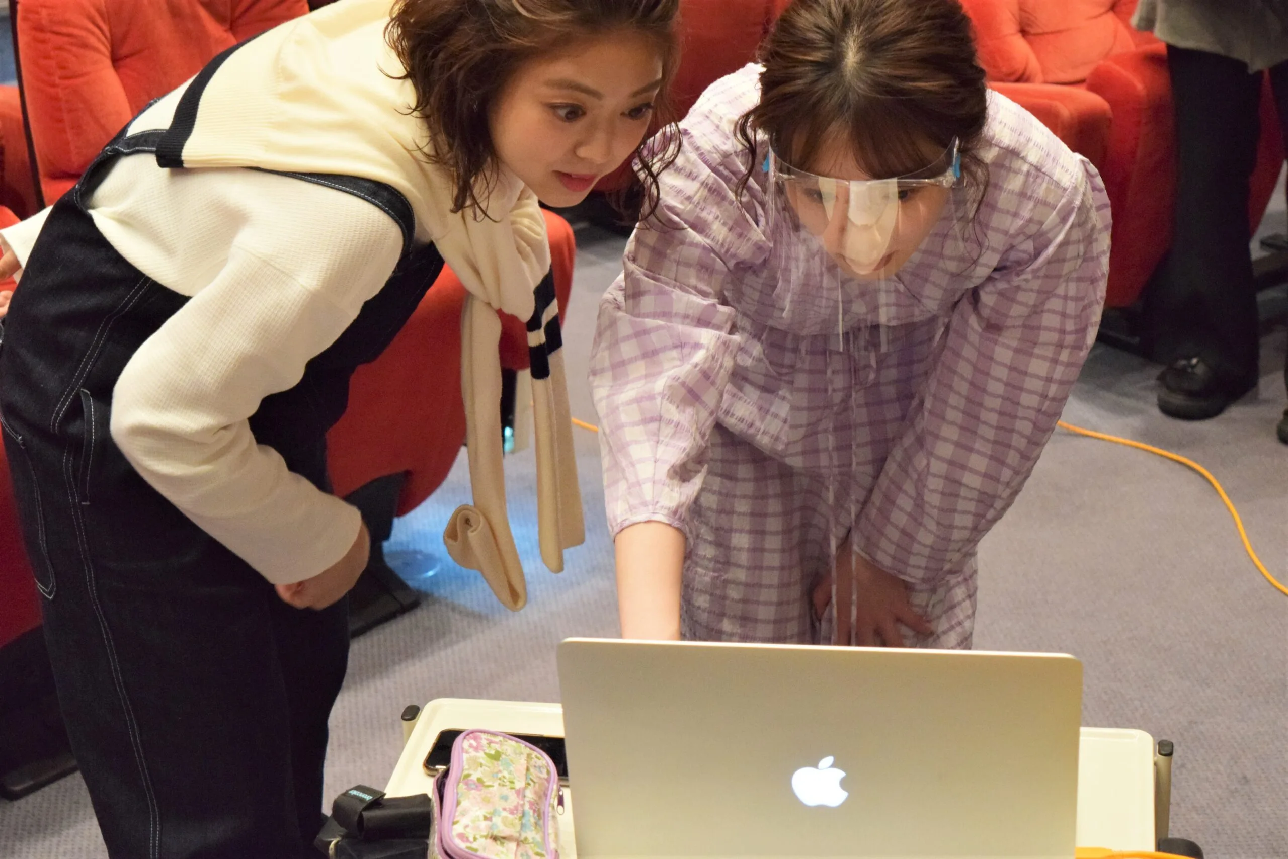 アナウンサーカレンダーの撮影をする杉原千尋アナと三上真奈アナ