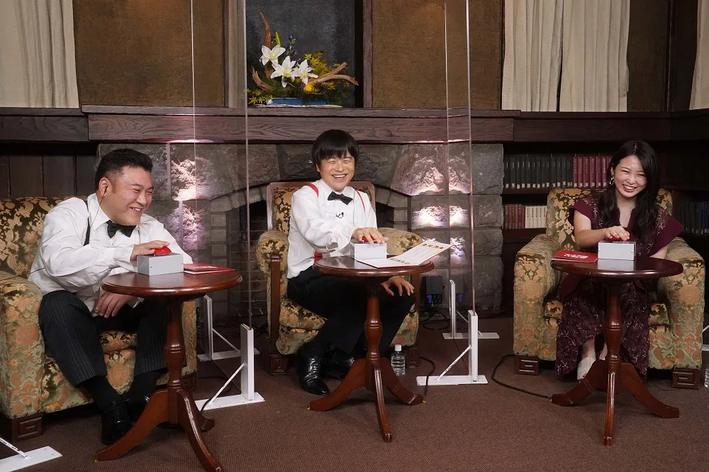 『お笑い脱出ゲーム』の（左から）山崎弘也、バカリズム、志田未来