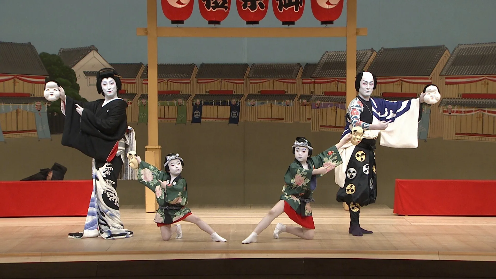 7月、無観客で歌舞伎生配信を行った「猿若揃江戸賑 厄払浅草祭」（左から）七之助、長三郎、勘太郎、勘九郎