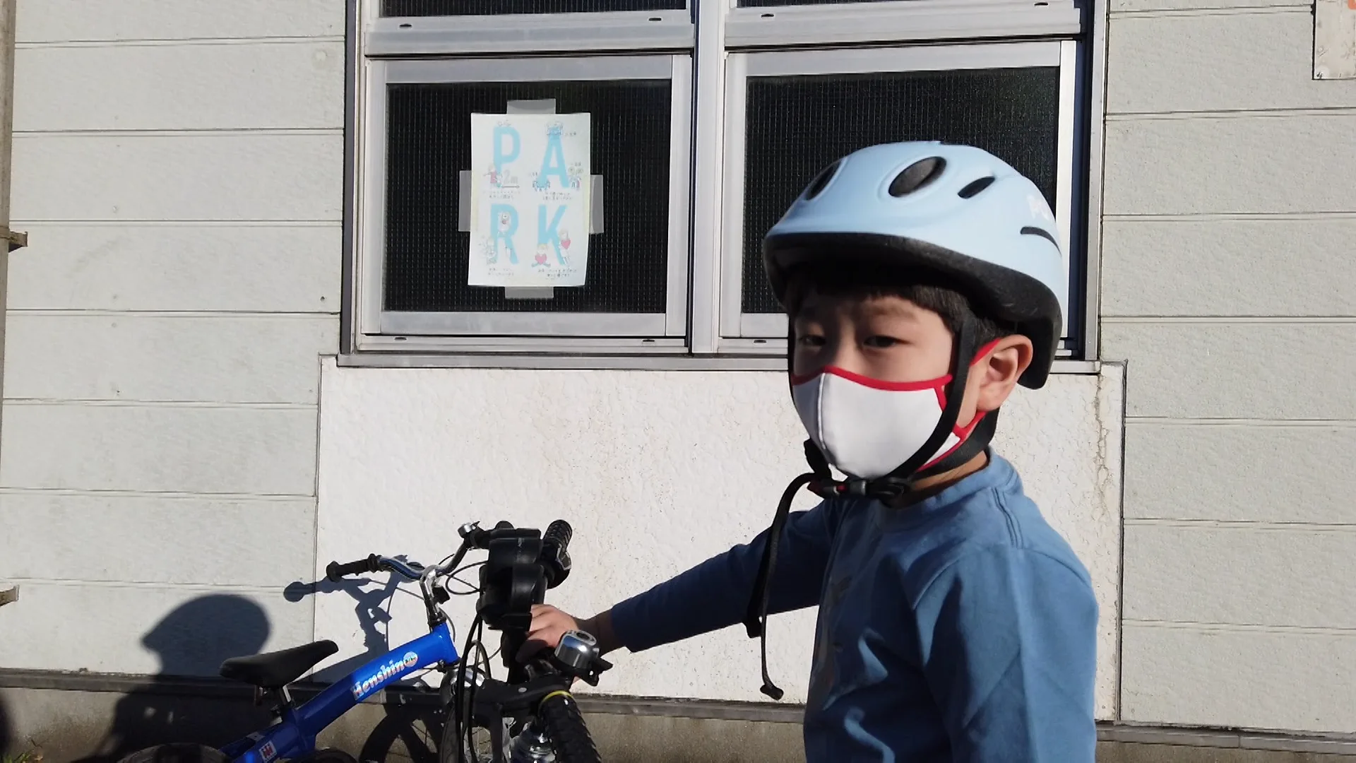 11月、自転車に乗る中村長三郎