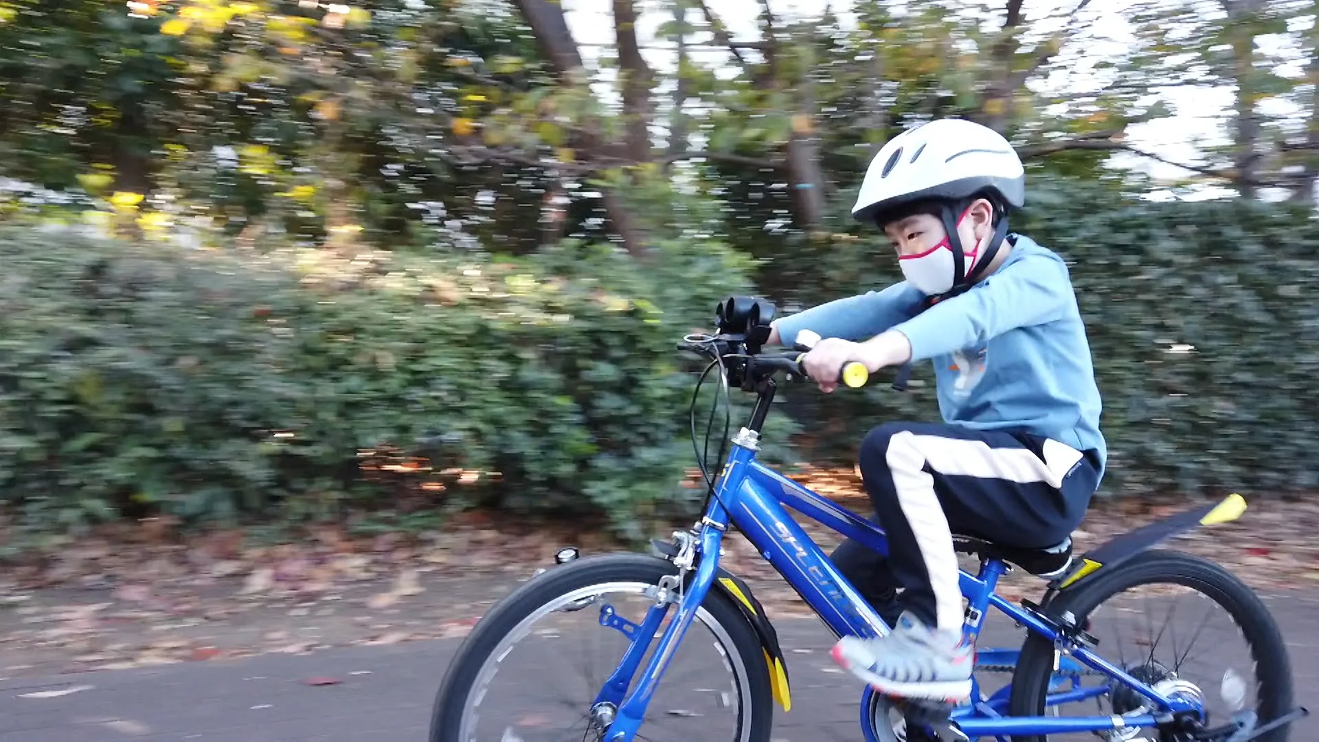 11月、自転車に乗る中村長三郎