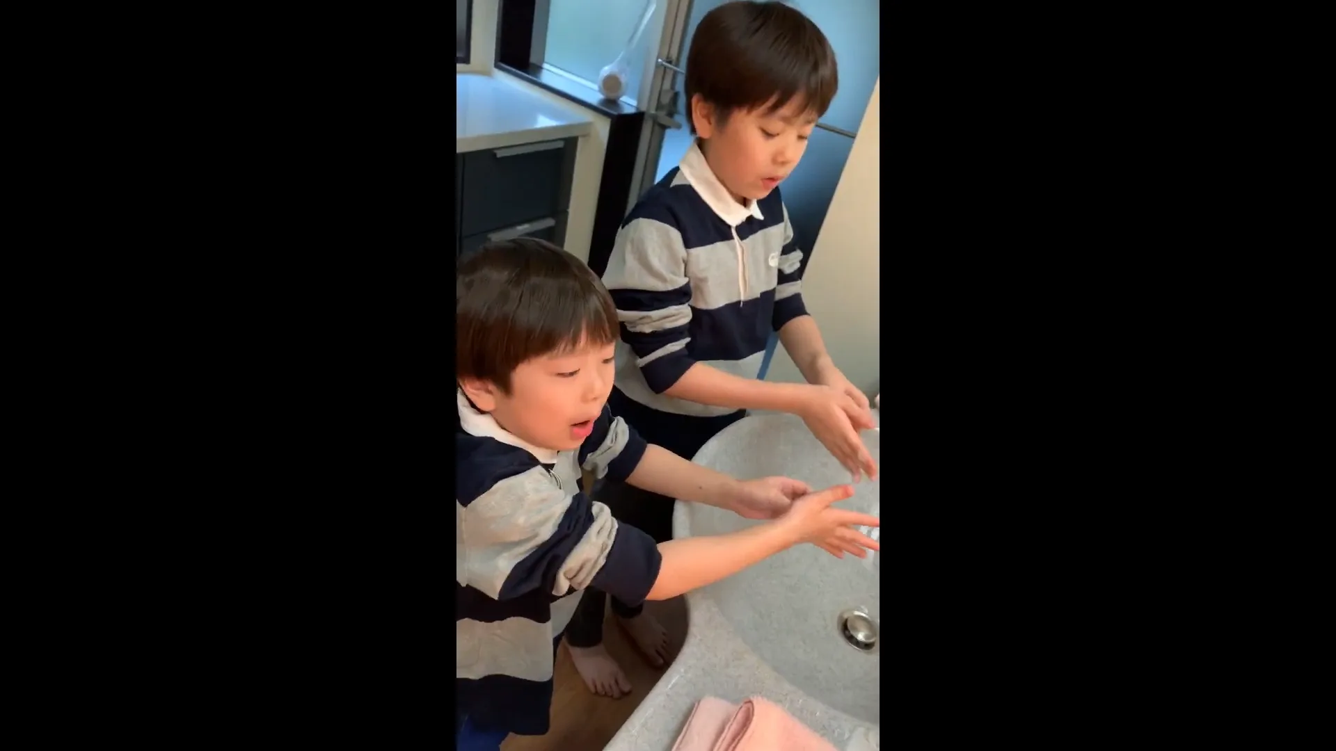 手を洗う（左から）中村長三郎、中村勘太郎