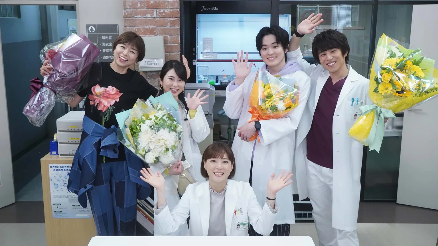 『監察医 朝顔』でクランクアップを迎えた（左から）山口智子、志田未来、上野樹里、望月歩、中尾明慶
