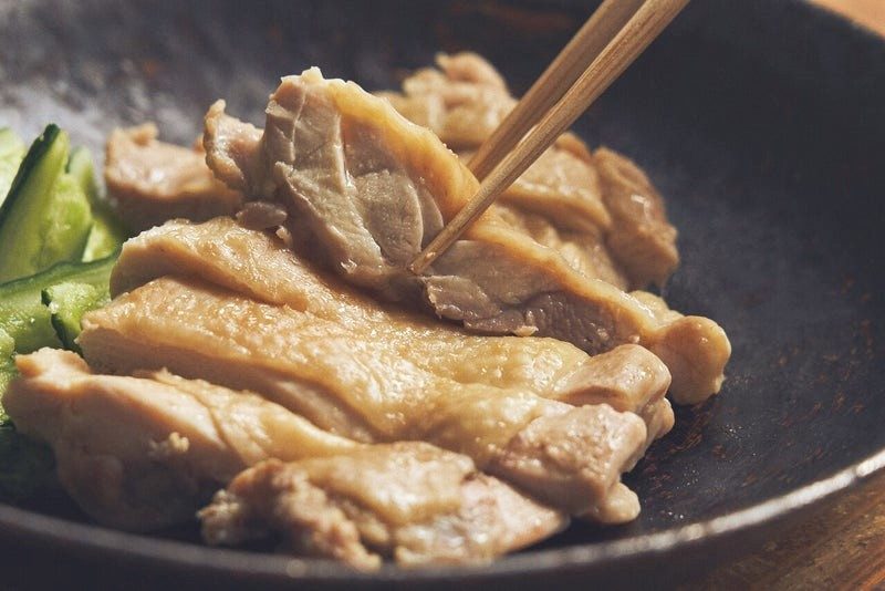 肉loverの感覚レシピ第11回は、蒸し鶏を紹介