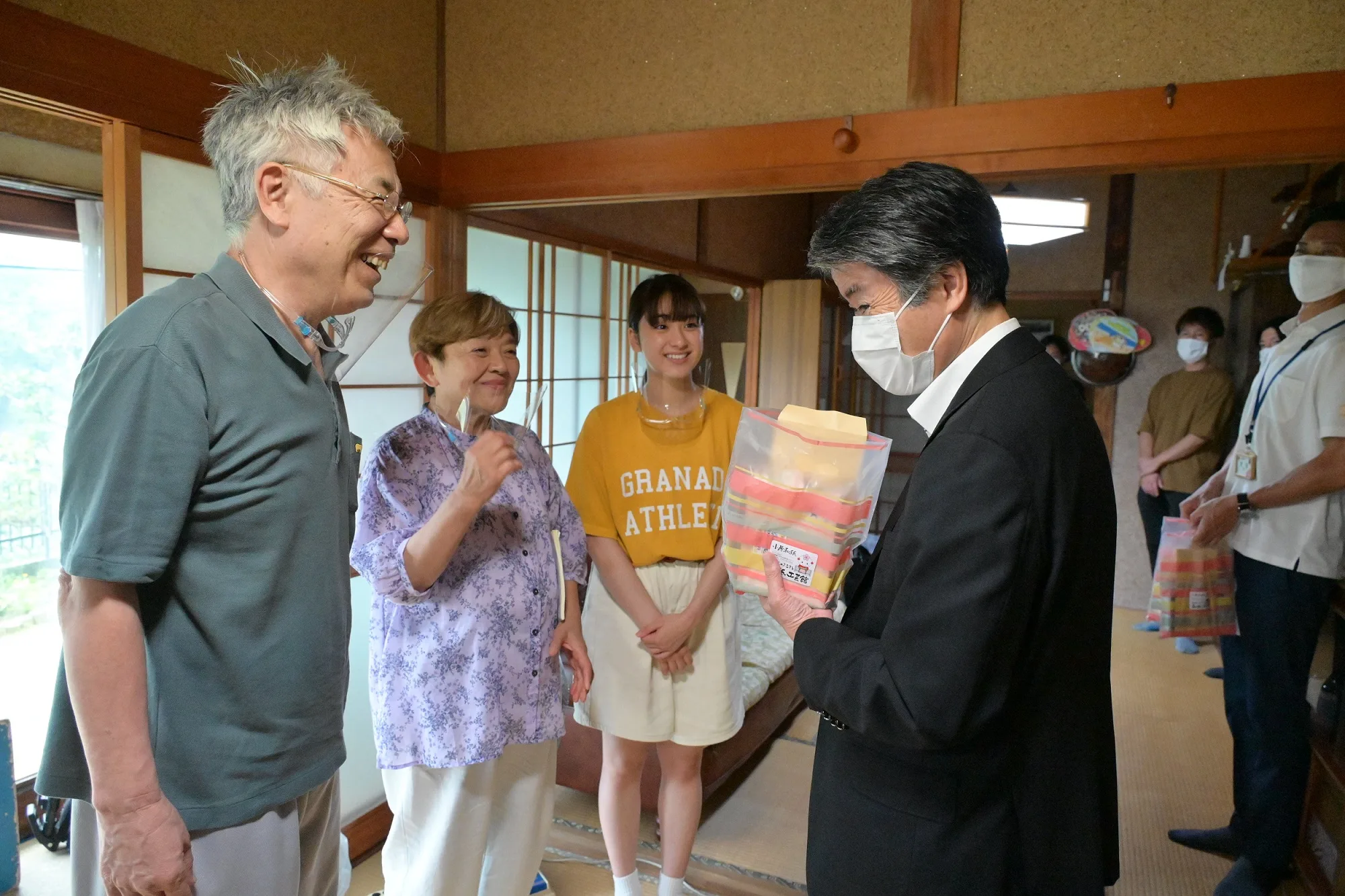 『我が家の夏〜リバー・サイド・ファミリー〜』の（左から）イッセー尾形、藤田弓子、平祐奈、太田市長