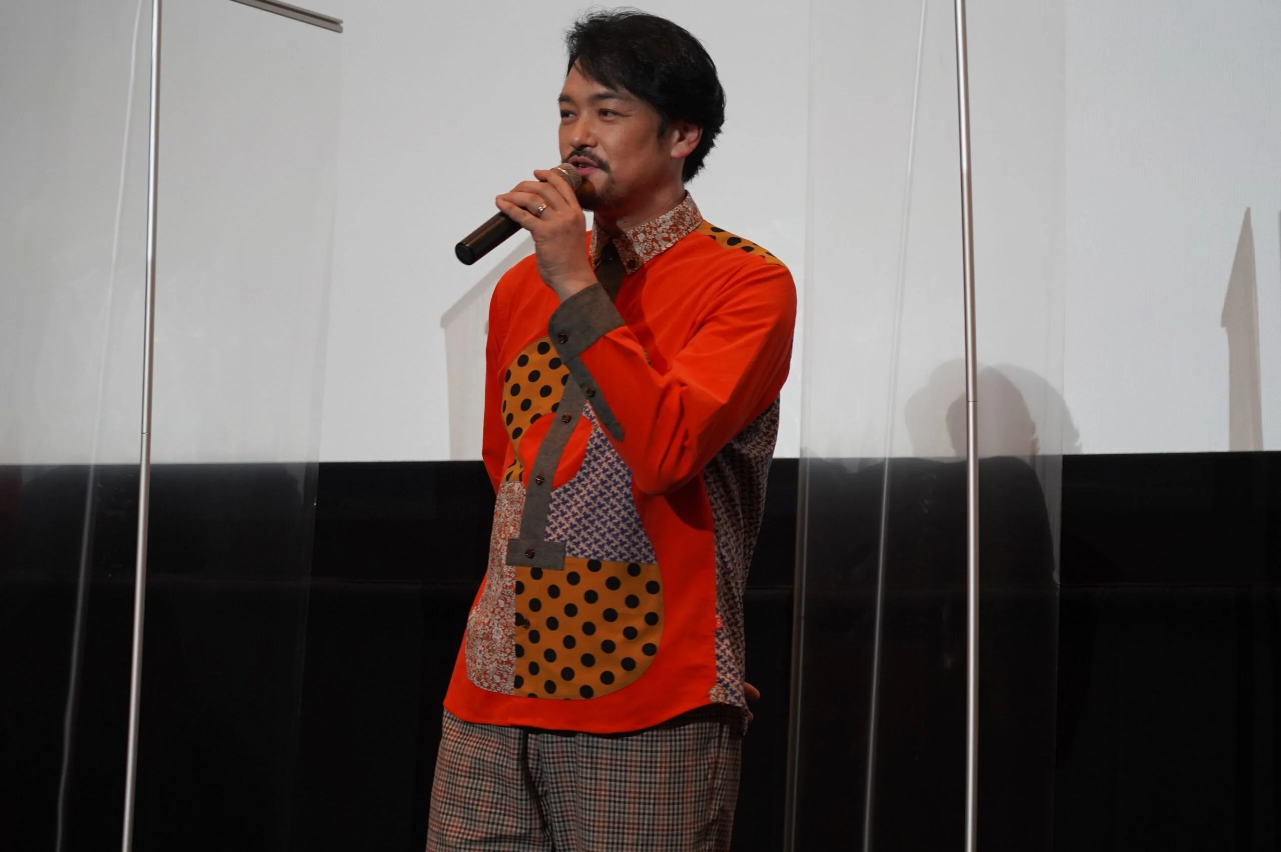 映画「スーパー戦闘 純烈ジャー」の初日舞台挨拶に登壇した小田井涼平