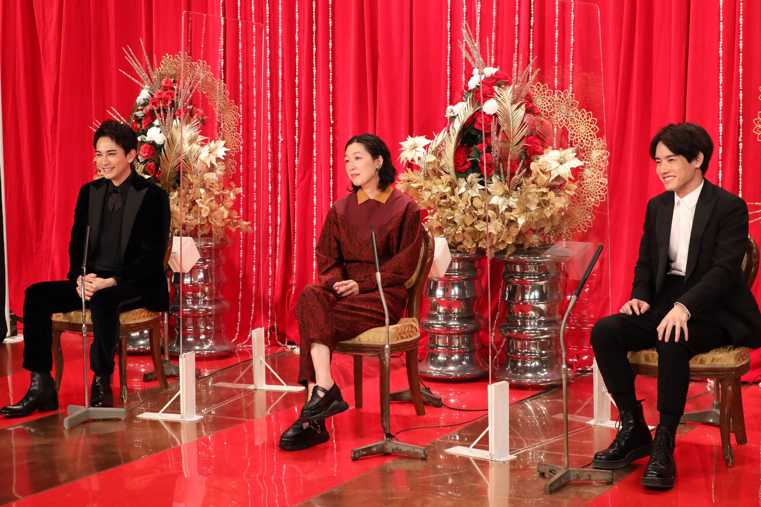 『FNSドラマ対抗 お宝映像アワード』の（左から）町田啓太、江口のりこ、赤楚衛二