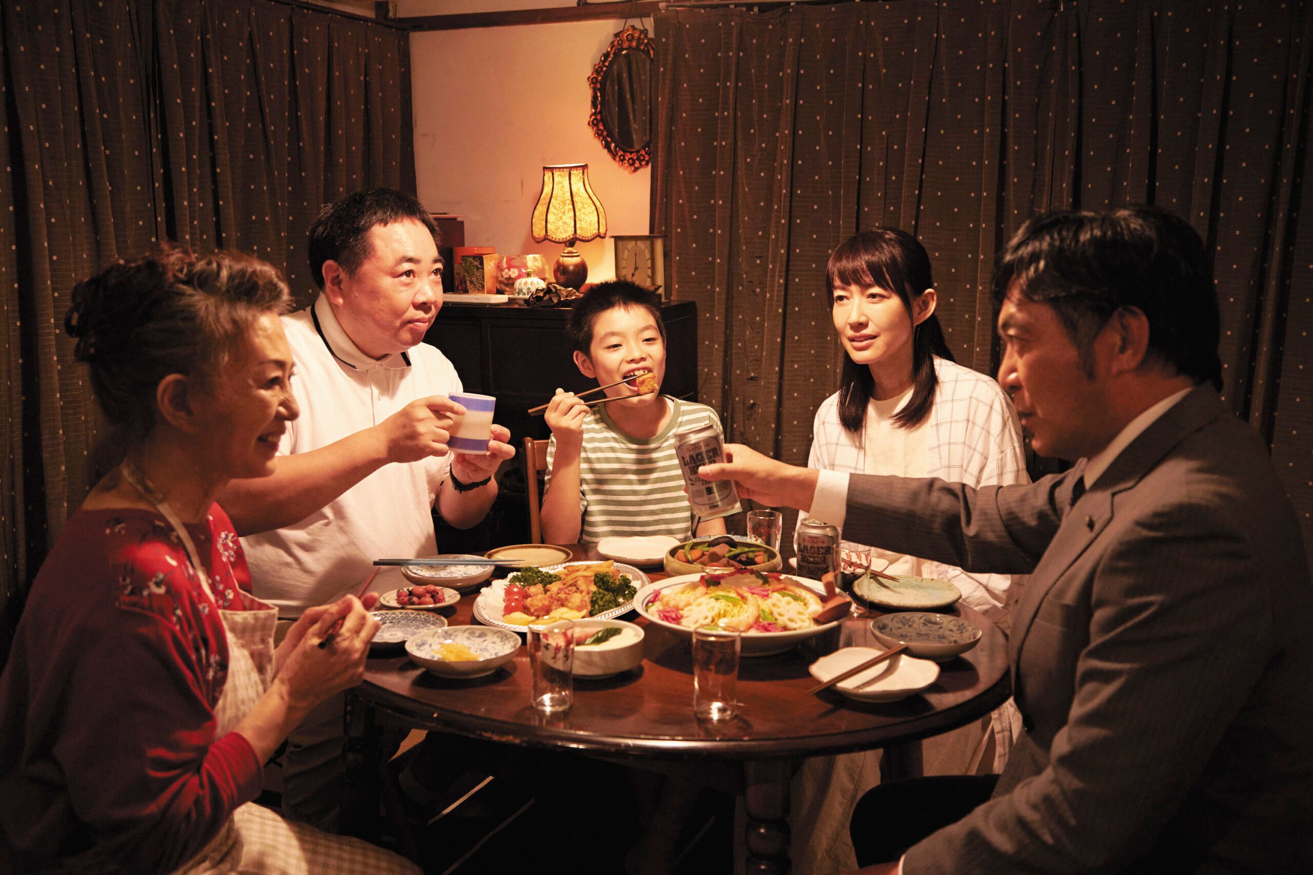 「梅切らぬバカ」に出演する（左から）加賀まりこ、塚地武雅、斎藤汰鷹、森口瑤子、渡辺いっけい