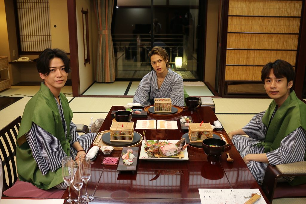『何するカトゥーン？』に出演する左から）亀梨和也、上田竜也、中丸雄一