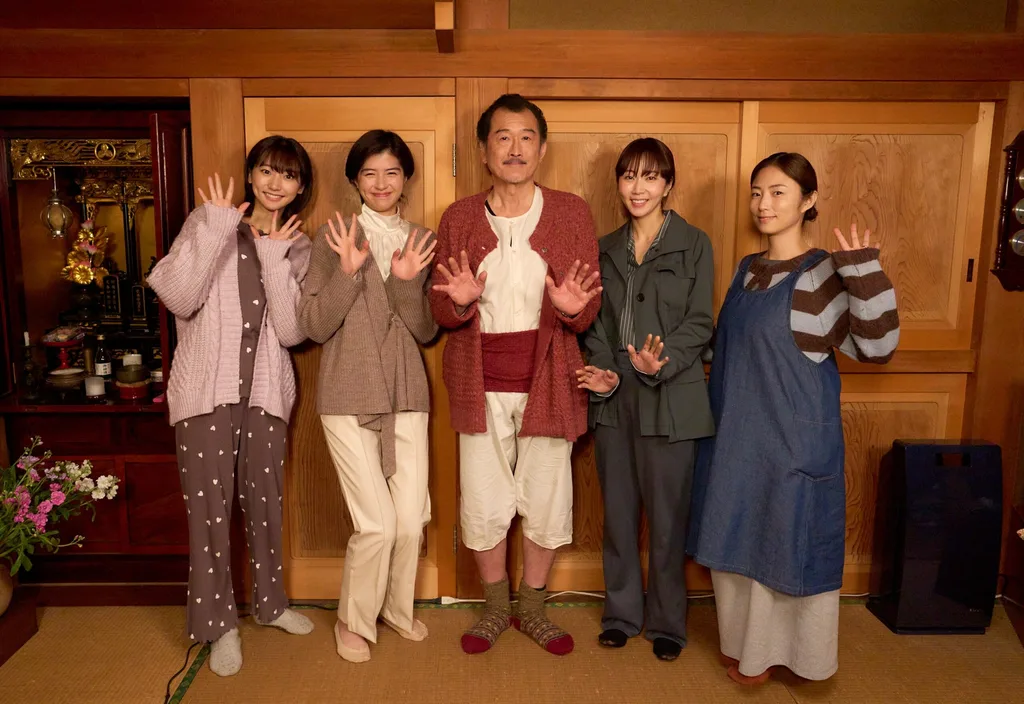 『おいハンサム!!』の（左から）武田玲奈、佐久間由衣、吉田鋼太郎、木南晴夏、MEGUMI