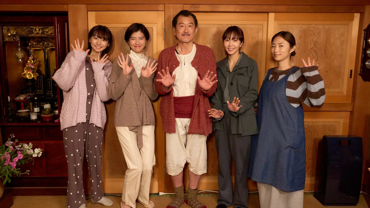 『おいハンサム!!』の（左から）武田玲奈、佐久間由衣、吉田鋼太郎、木南晴夏、MEGUMI