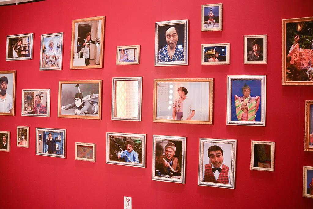志村さんの名物キャラの写真がズラッと展示されている壁面