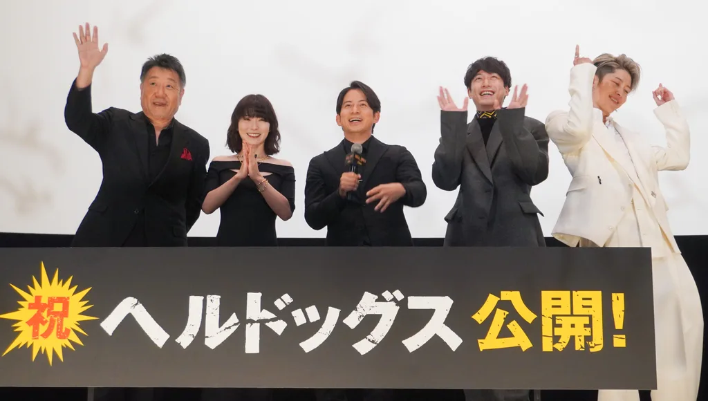 映画「ヘルドッグス」公開記念イベントに登壇した、左から）原田眞人監督、松岡茉優、岡田准一、坂口健太郎、MIYAVI