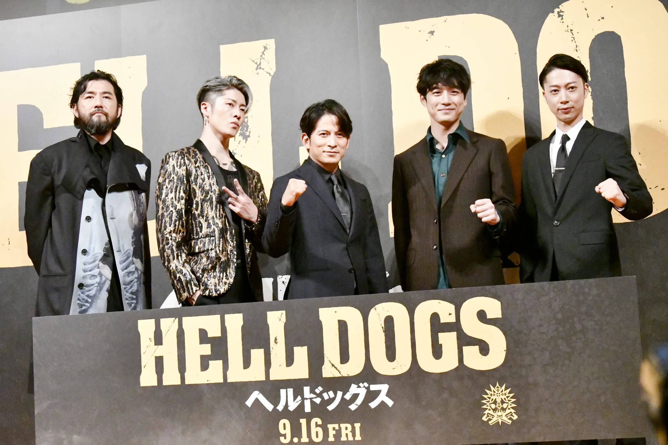 映画「ヘルドッグス」公開直前イベントに登壇した、左から）吉原光夫、MIYAVI、岡田准一、坂口健太郎、金田哲