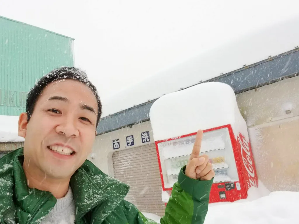 昨年12月、大雪取材で訪れた福井県。トイレは閉鎖、自動販売機は飲み物が取り出せないほど、雪が積もっていました