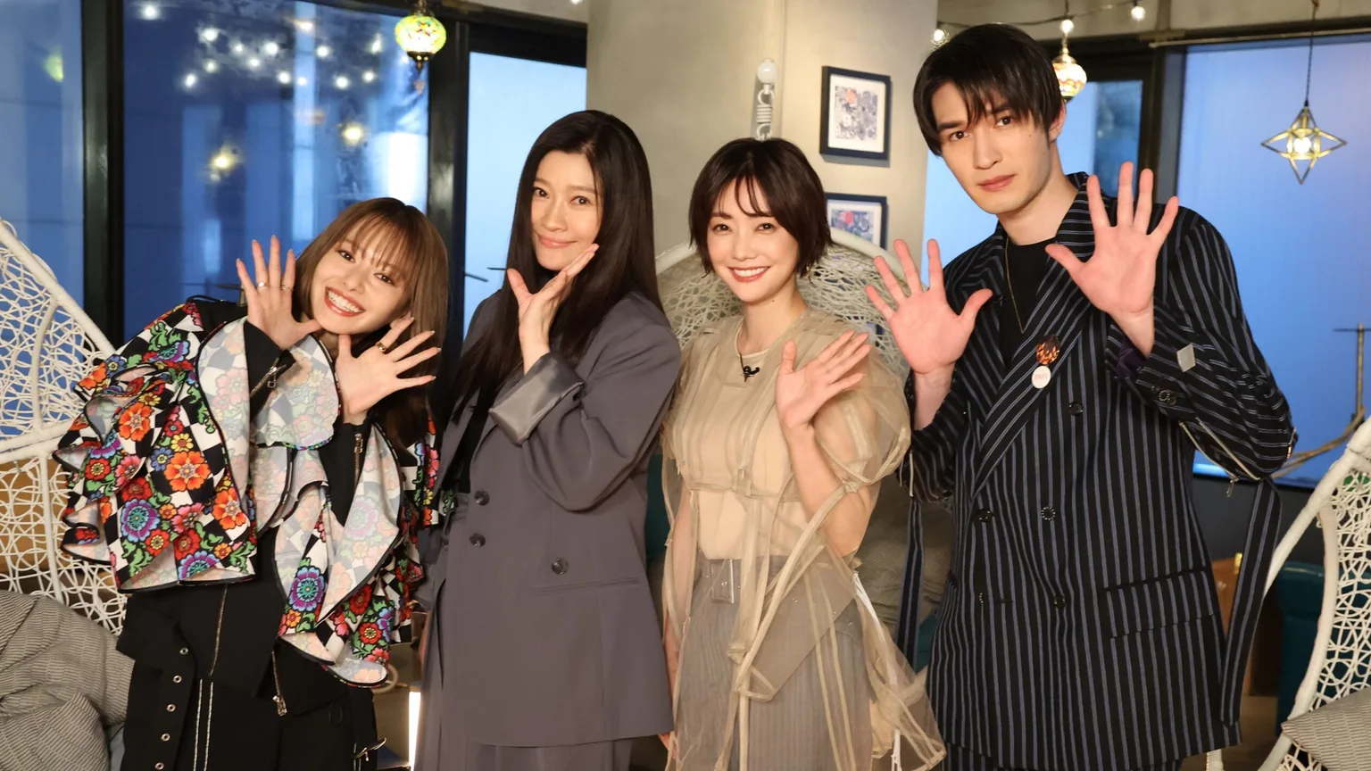 『オンナの出口調査』（左から）山本舞香、篠原涼子、倉科カナ、ジェシー