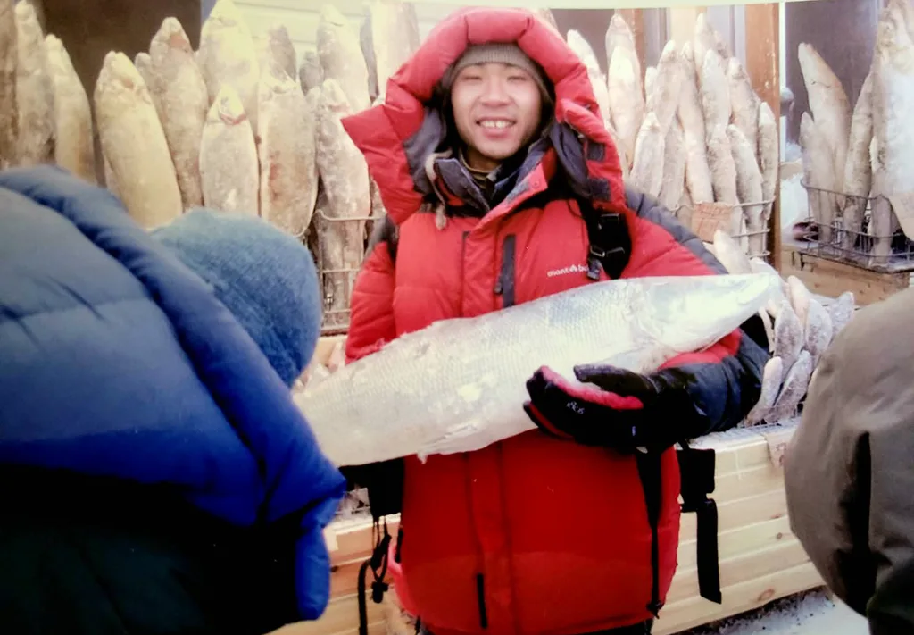 シベリア、サハ共和国の魚市場にて。自然に凍った魚が、立てかけてあります