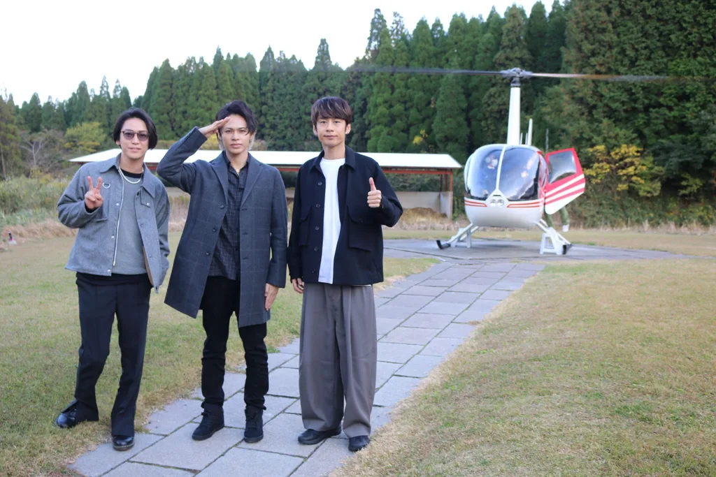 ヘリコプターに乗って阿蘇山を楽しむKAT-TUN