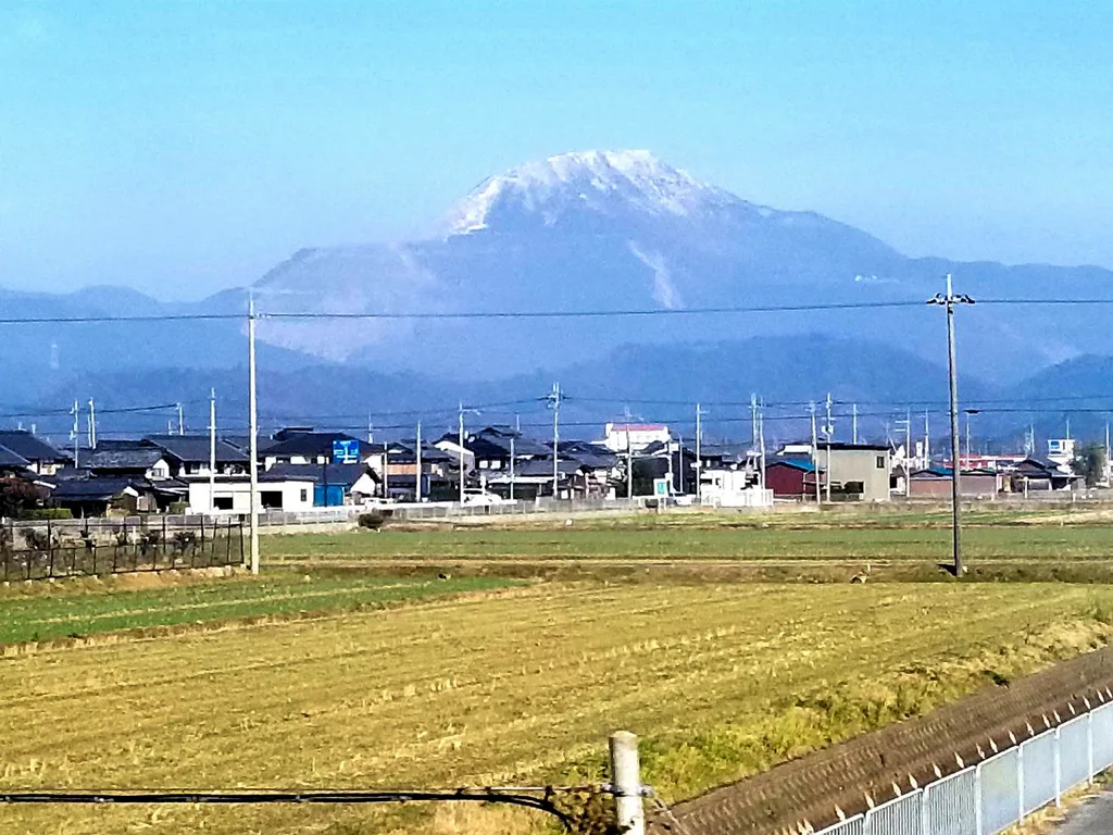 東海道新幹線の車窓から見える伊吹山