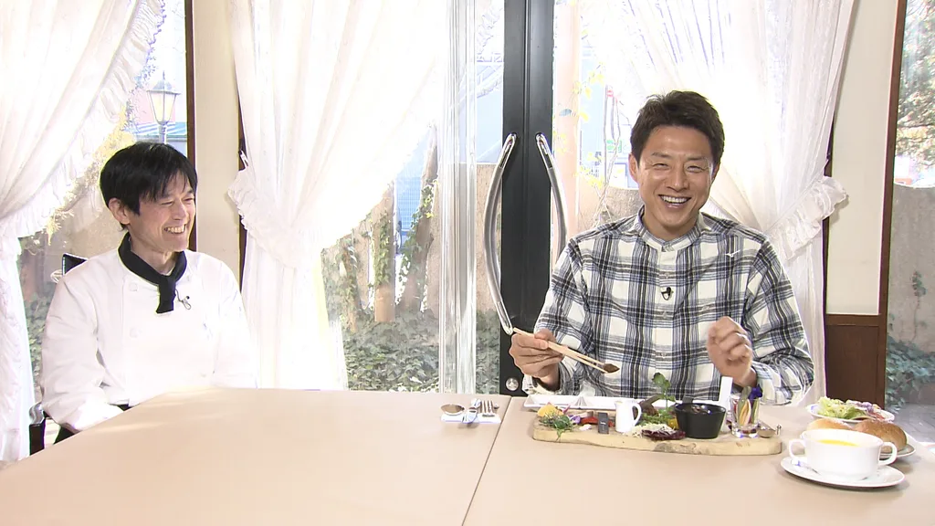 左から）「レストラン イイジマ」料理長の稲田勤さん、松岡修造さん