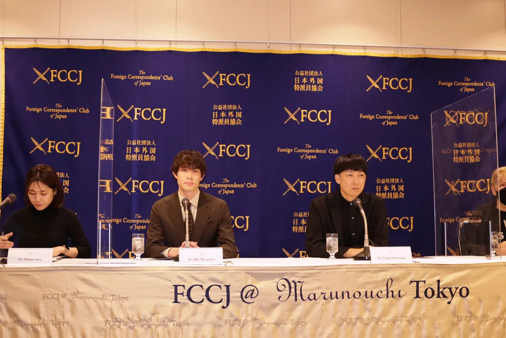 中央左から）宮沢氷魚さん、松永大司監督