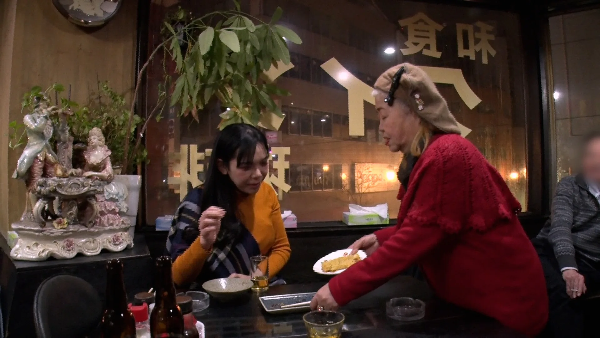 新宿二丁目の深夜食堂「クイン」のママ・りっちゃんと女性客