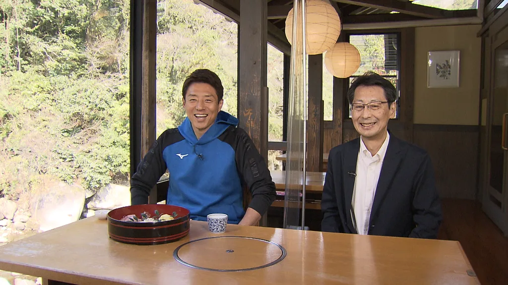 左から）松岡修造さん、「井上製麺」井上義博さん