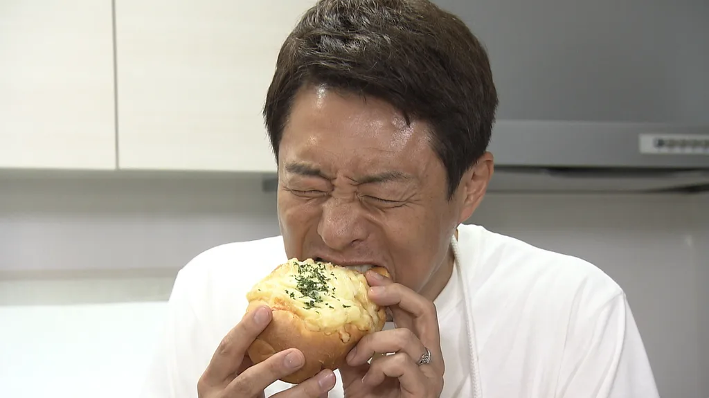 自作の玉ねぎパンを頬張る松岡修造さん