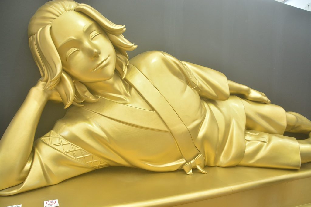 「巨大黄金マイキー像」