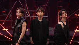 ステージで楽曲を披露するKAT-TUN