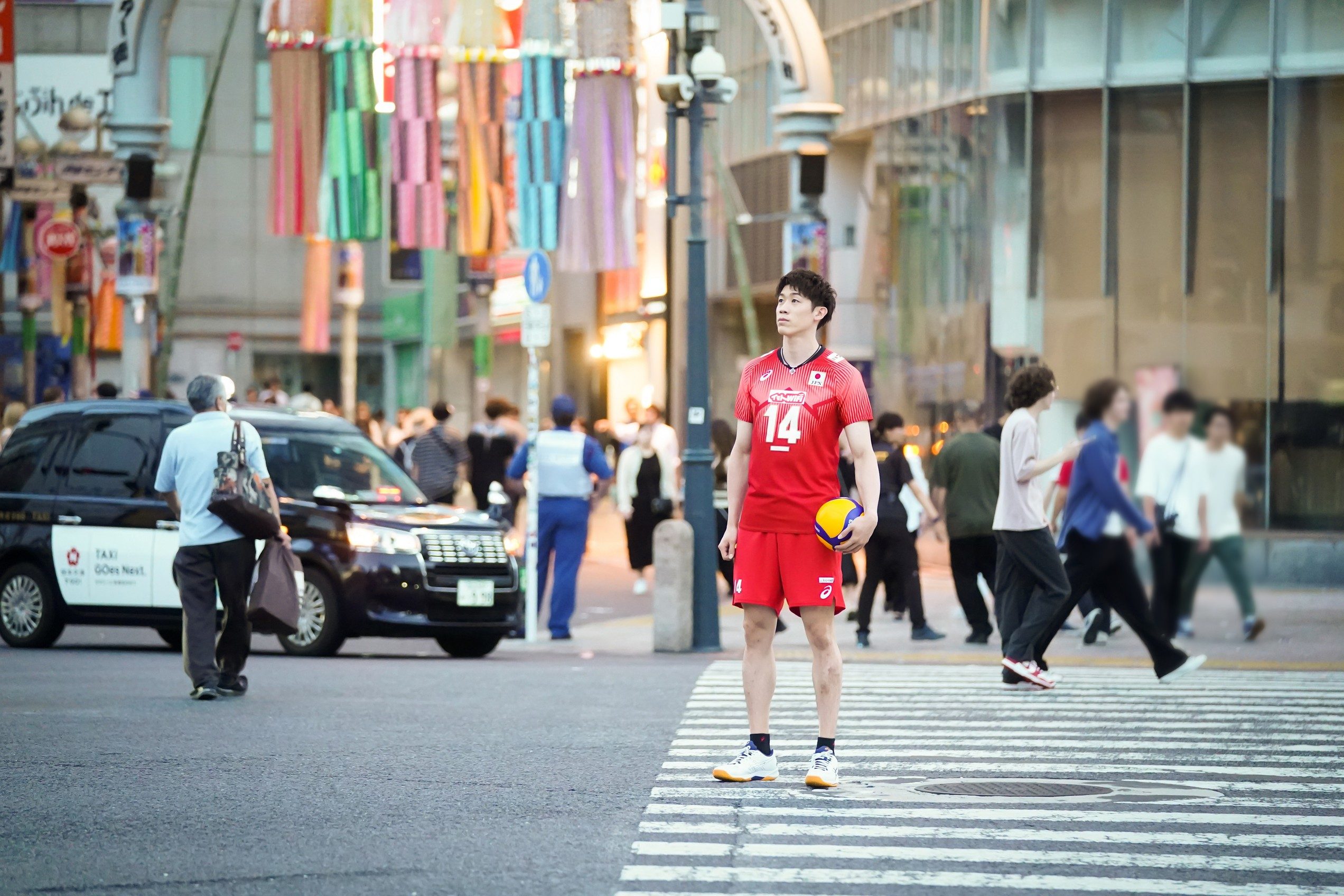 『FIVB パリ五輪予選／ワールドカップバレー2023』石川祐希が渋谷のど真ん中でPR動画を撮影
