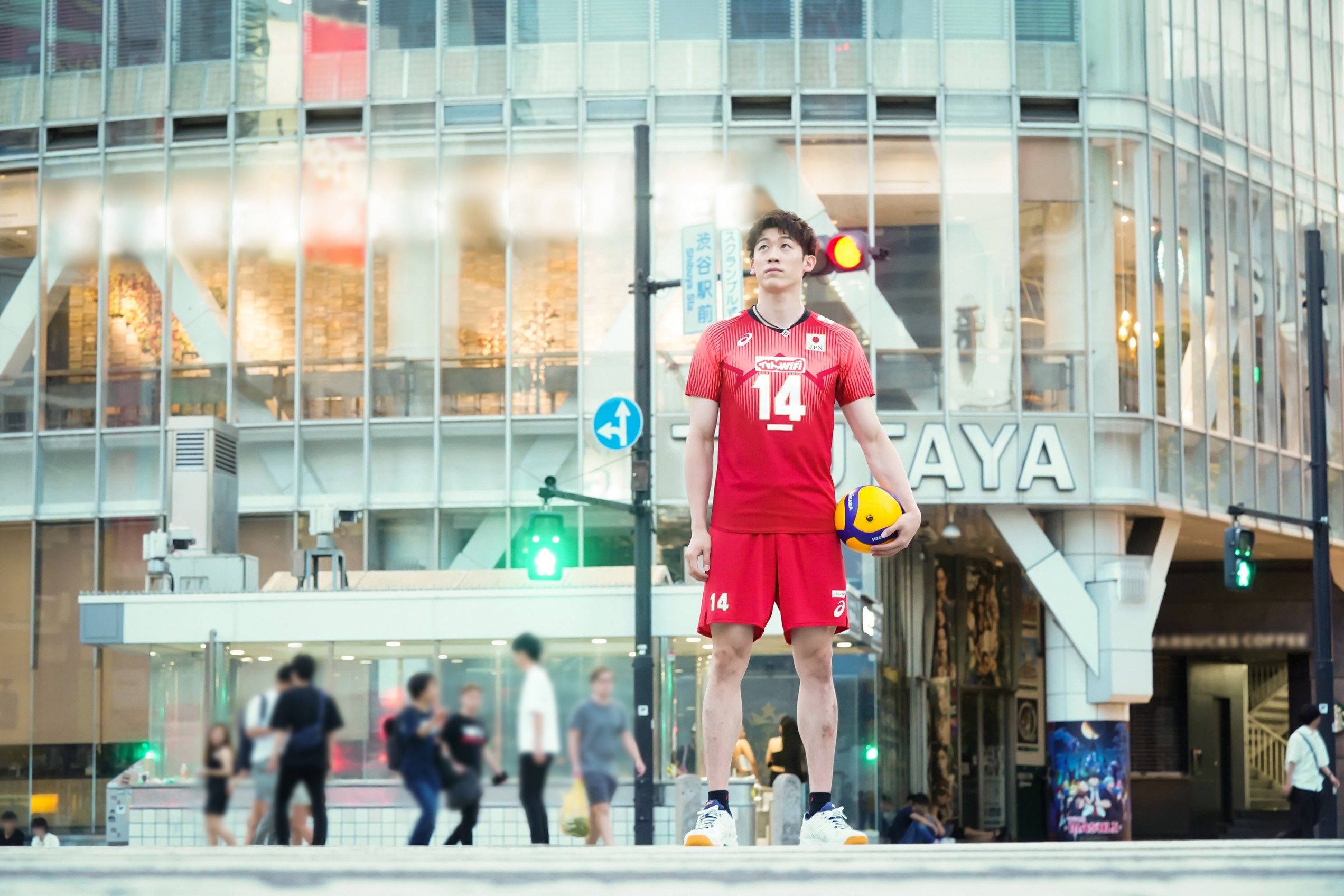 『FIVB パリ五輪予選／ワールドカップバレー2023』石川祐希が渋谷のど真ん中でPR動画を撮影