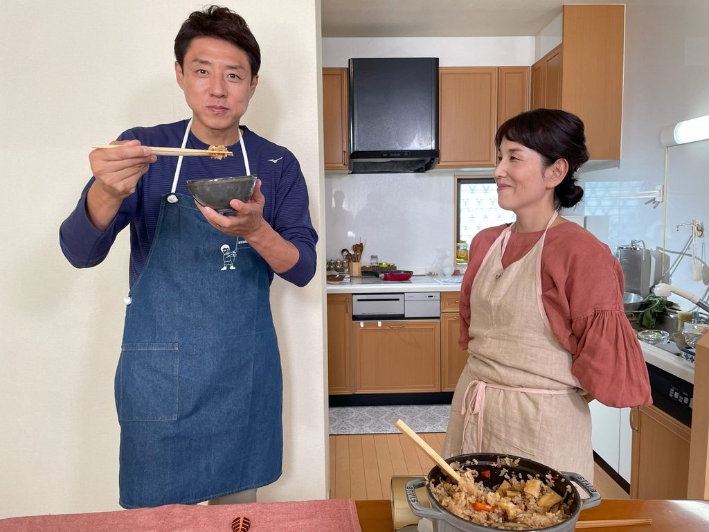 左から）松岡修造さん、「発酵料理セラピー つむぎ」代表の藤田直子さん