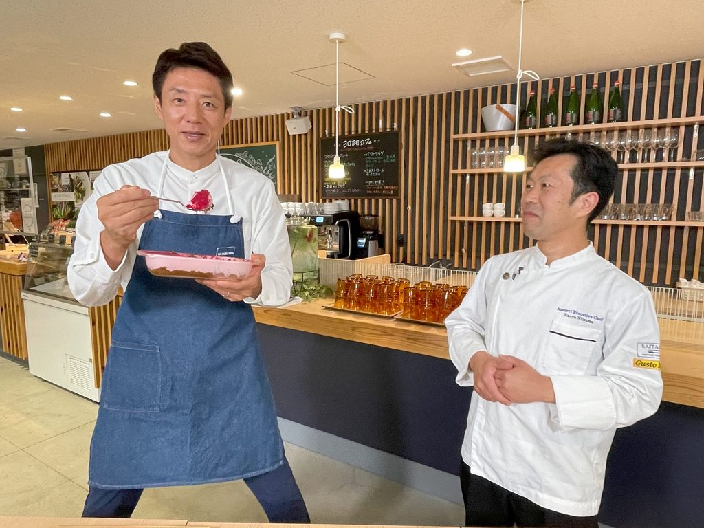 左から）松岡修造さん、ヨロ研カフェ・新妻直也シェフ