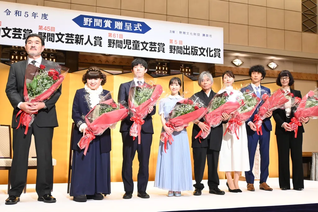左から）福澤克雄、黒柳徹子、藤井聡太、芦田愛菜、はやみねかおる、九段理江、朝比奈秋、川上弘美